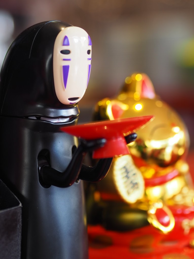 Décoration — Figurine No-Face et Maneki-neko