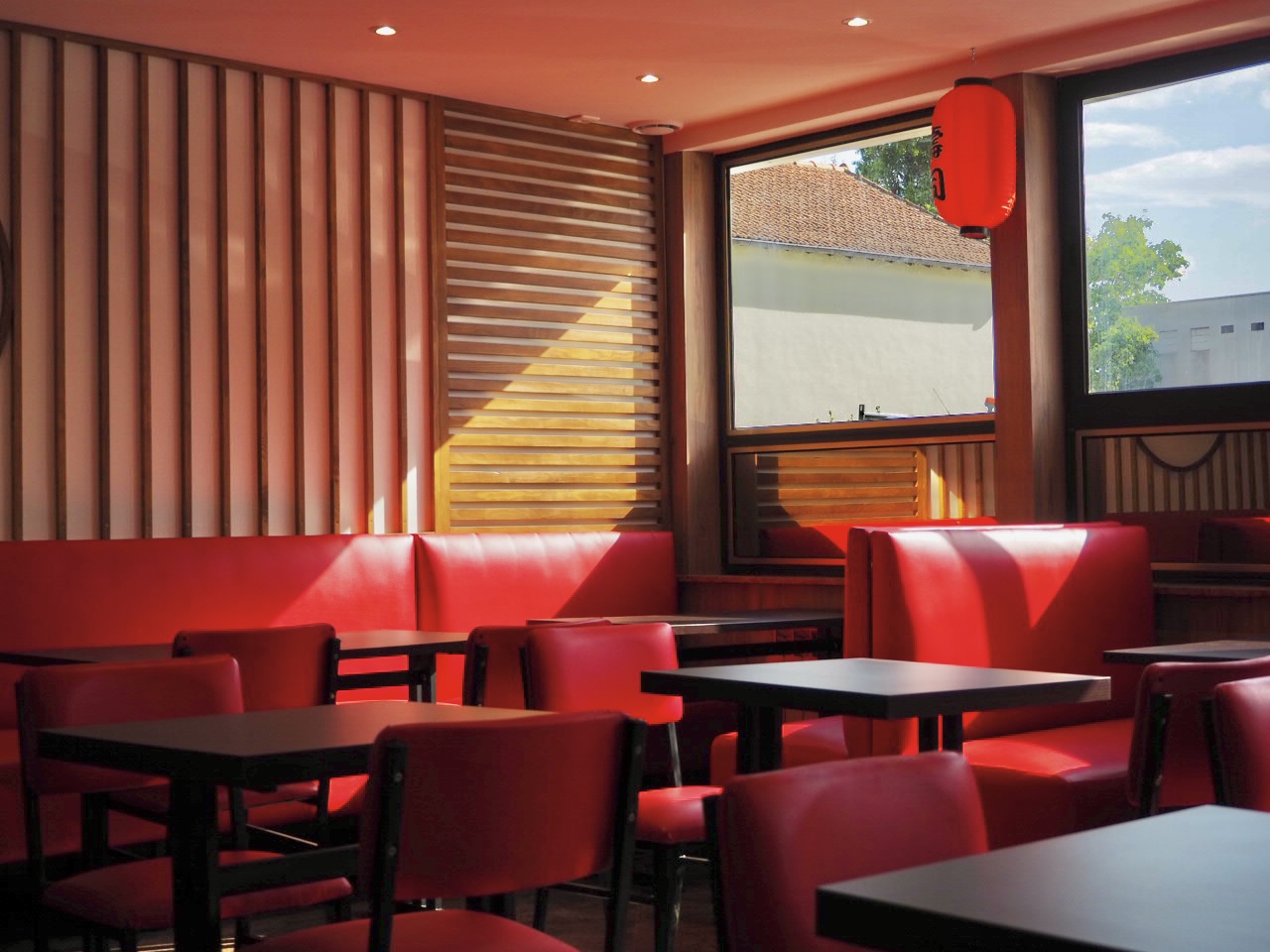 Salle du restaurant — Banquettes rouges et bois