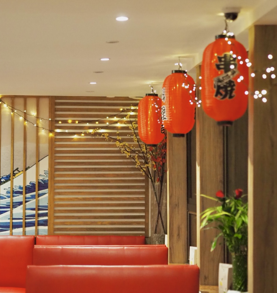 Intérieur Akemi — Lanternes japonaises et fresque Hokusai