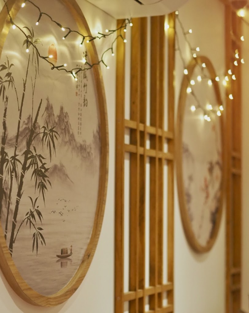 Décoration — Peintures de bambou et guirlandes