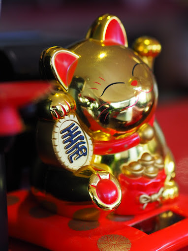 Maneki-neko doré — Chat porte-bonheur japonais